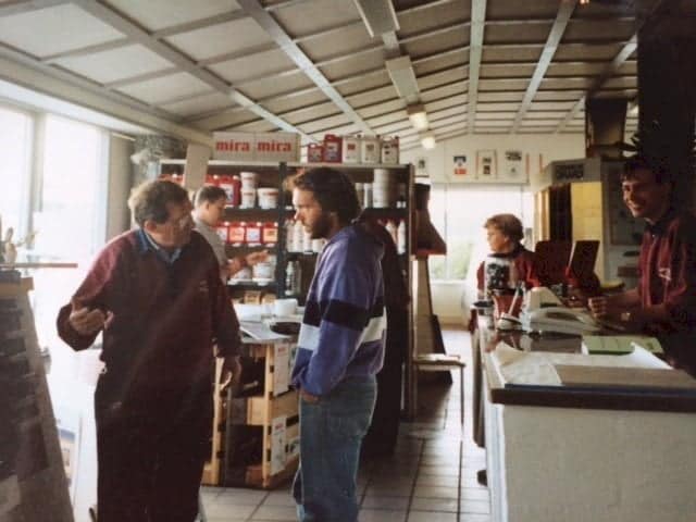 Verner vejleder en kunde i butikken i 1989