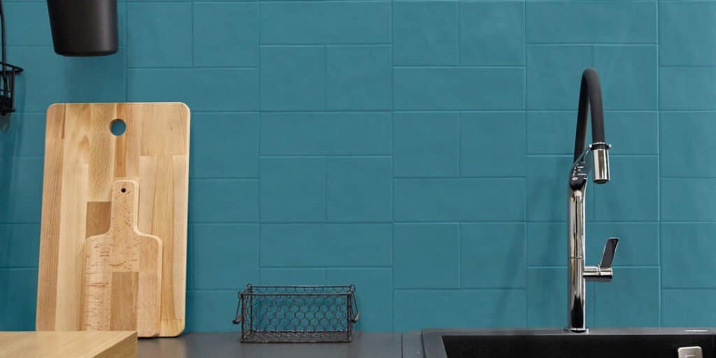 ensfarvet flise til backsplash