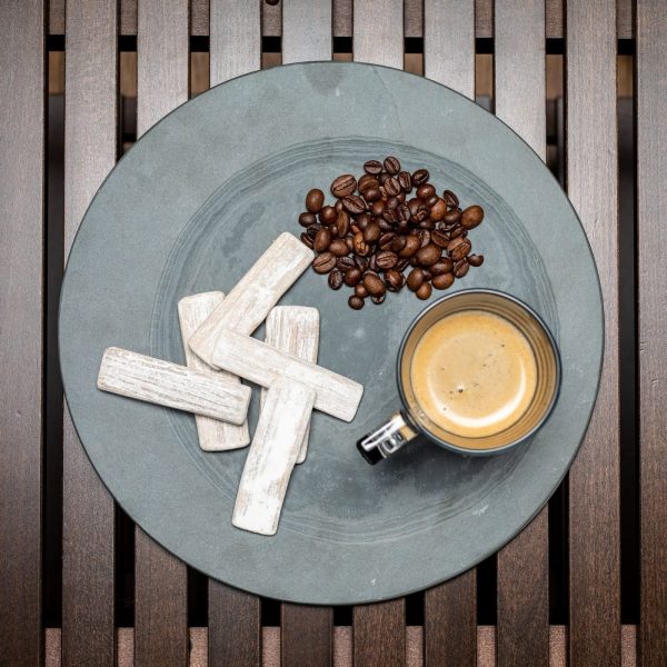 fao53_skifertallerken_ovenfra_kaffe_bonner_sten