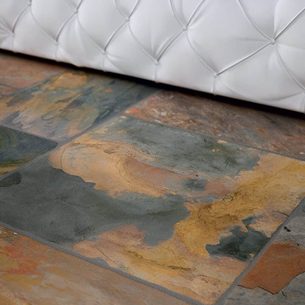 Flagstone Multicolor 50x50cm: gulv af fliser med flammet stenlook ved en hvid sofa