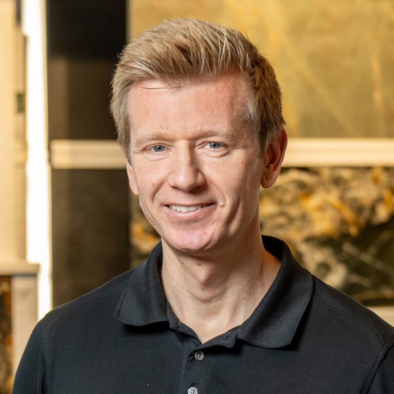 Tim Larsen, salgsassistent hos Næstved Flisecenter