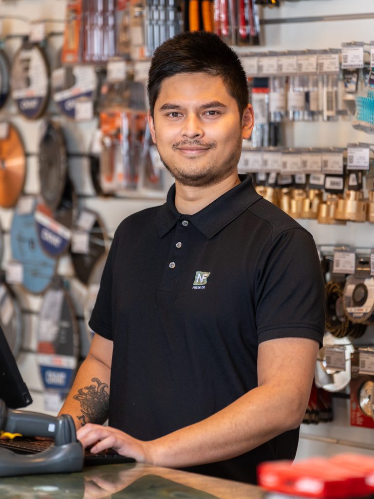 Medarbejder ved disken i butikken