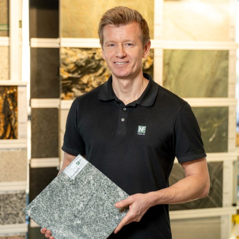 Tim Larsen fra butikken med en stor fliseprøve