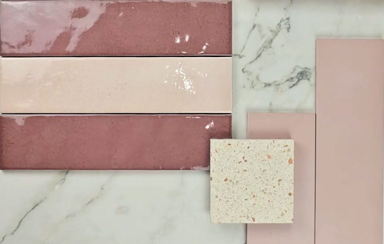 Fliser i rosa, hvid og terrazzo lagt ved siden af hinanden