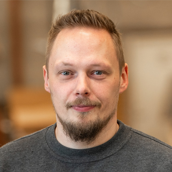 Martin Willumsen, skæreassistent hos Næstved Flisecenter