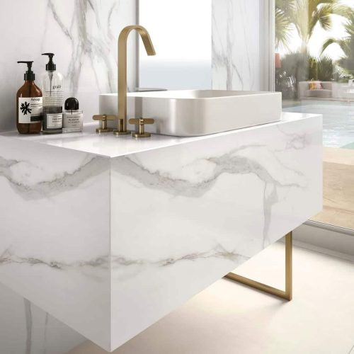 Infinity_MB06_Calacatta-Oro_satin_159x324_miljo